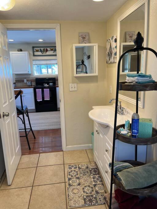 Cheerful Pet-Friendly Bungalow Right In Town Montrose Exterior photo
