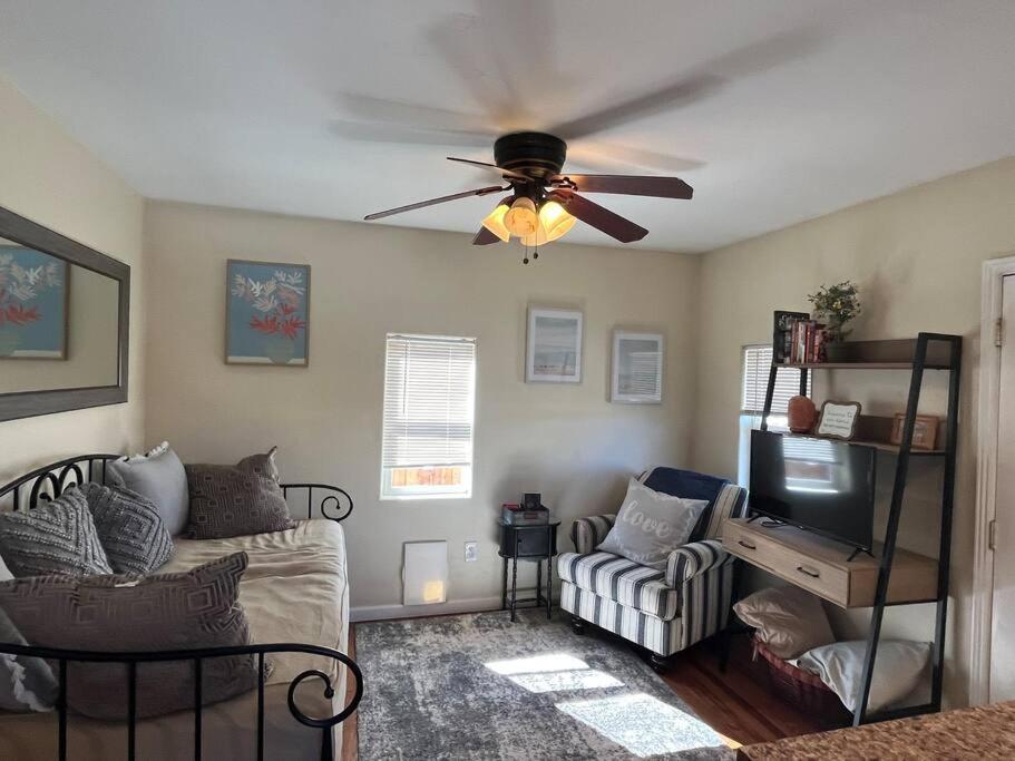 Cheerful Pet-Friendly Bungalow Right In Town Montrose Exterior photo