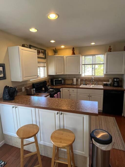 Cheerful Pet-Friendly Bungalow Right In Town Montrose Exterior photo