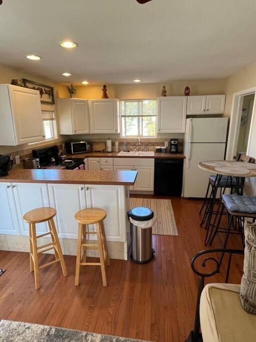 Cheerful Pet-Friendly Bungalow Right In Town Montrose Exterior photo
