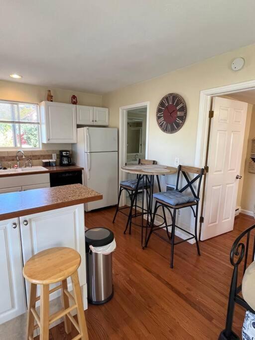 Cheerful Pet-Friendly Bungalow Right In Town Montrose Exterior photo