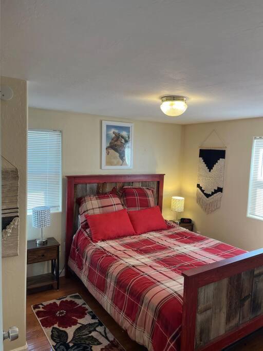 Cheerful Pet-Friendly Bungalow Right In Town Montrose Exterior photo