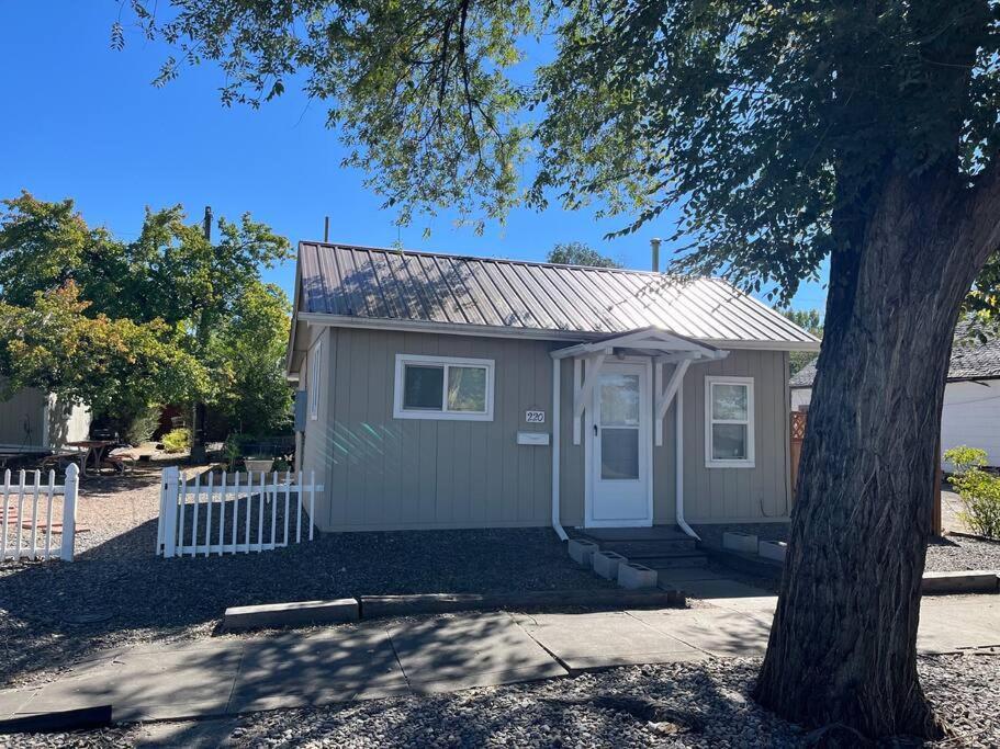 Cheerful Pet-Friendly Bungalow Right In Town Montrose Exterior photo